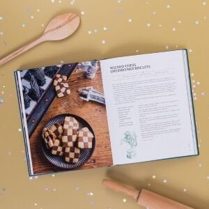 Harry Potter Official Wizarding World Cookbook: Spellbinding Meals from New York to Hogwarts and beyond!